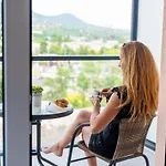 Sweet Home Apartman , 30Sqm Studio, Free Private Parking, Mountain View, Balcony, 20 Min From Downtown