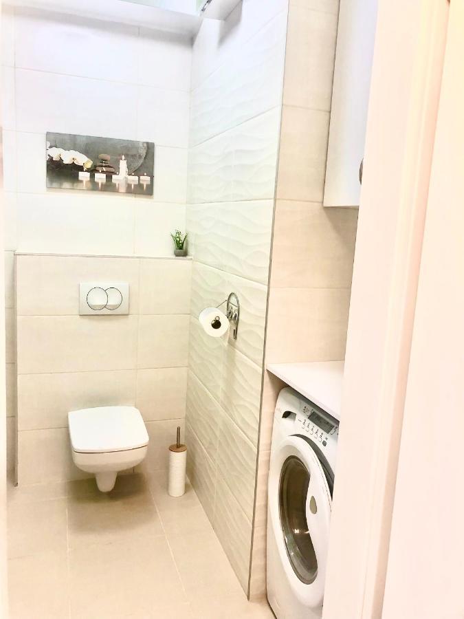 Sweet , 30sqm Studio, Free Private Parking, Mountain View, Balcony, 20 Min From Downtown Apartment Budapest