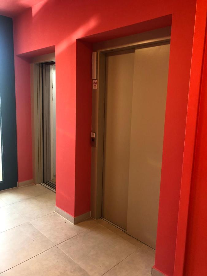 Sweet , 30sqm Studio, Free Private Parking, Mountain View, Balcony, 20 Min From Downtown Lejlighed *
