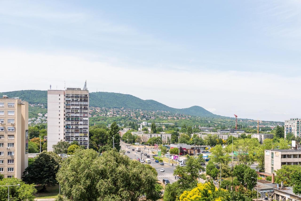 Sweet , 30sqm Studio, Free Private Parking, Mountain View, Balcony, 20 Min From Downtown Lejlighed