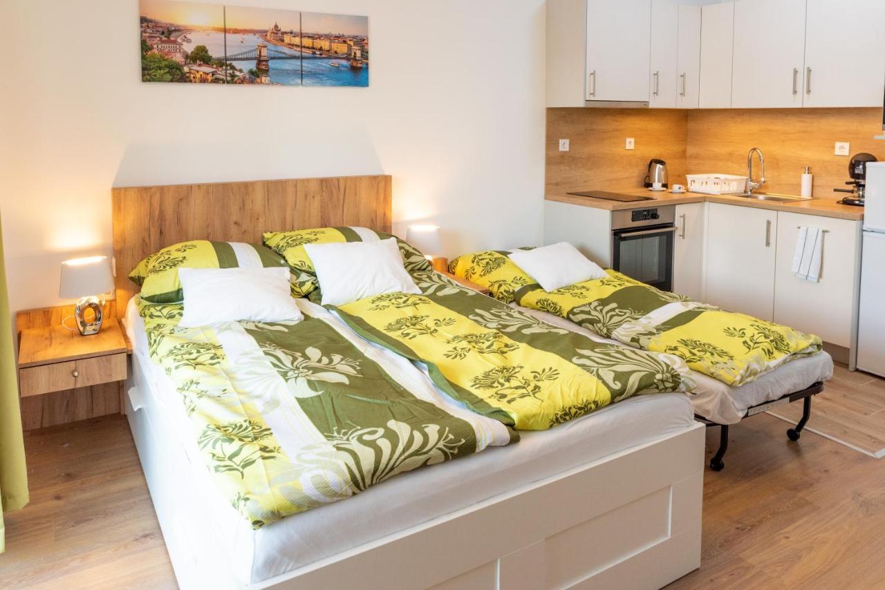 Lejlighed Sweet , 30sqm Studio, Free Private Parking, Mountain View, Balcony, 20 Min From Downtown Budapest