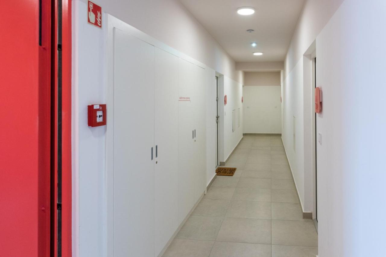 Sweet , 30sqm Studio, Free Private Parking, Mountain View, Balcony, 20 Min From Downtown Lejlighed