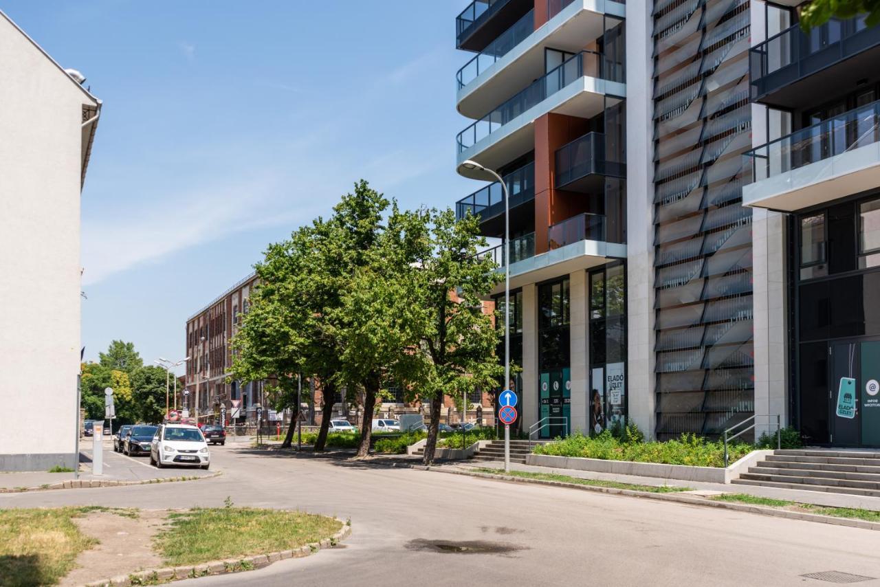 Sweet , 30sqm Studio, Free Private Parking, Mountain View, Balcony, 20 Min From Downtown Lejlighed